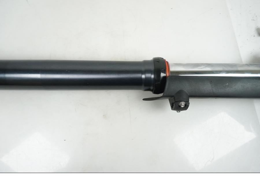 Höger sida på Gaffelben från en KTM 690 SMCR -2014 motorcykel.