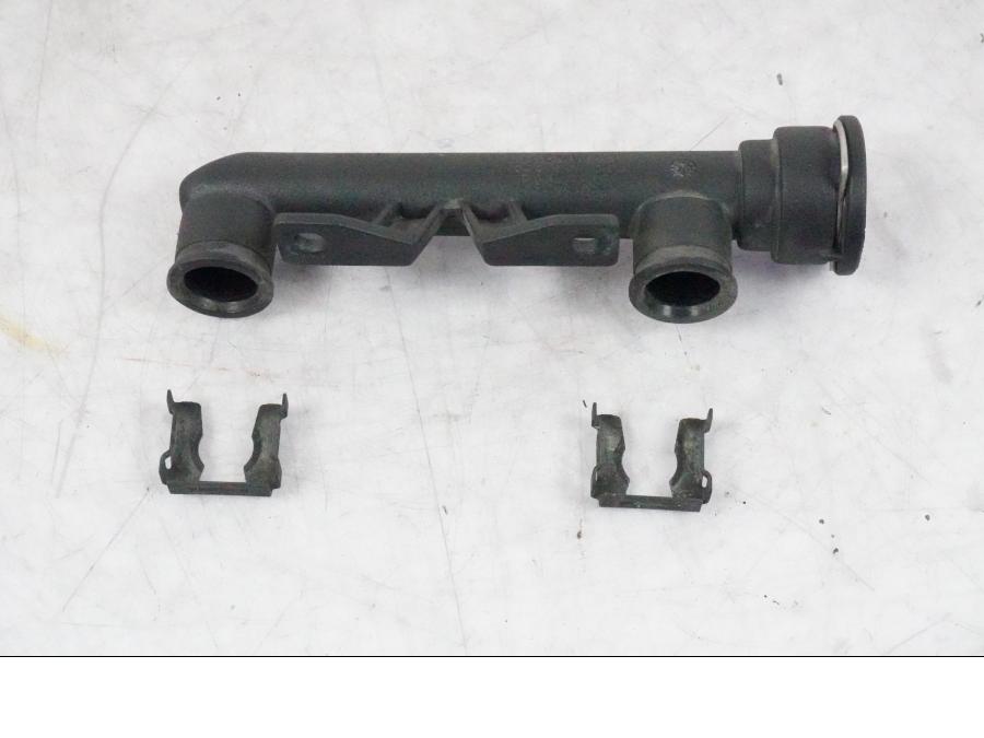 Framsidan på Fuel Rail från en BMW K 1200 S -2005 motorcykel.