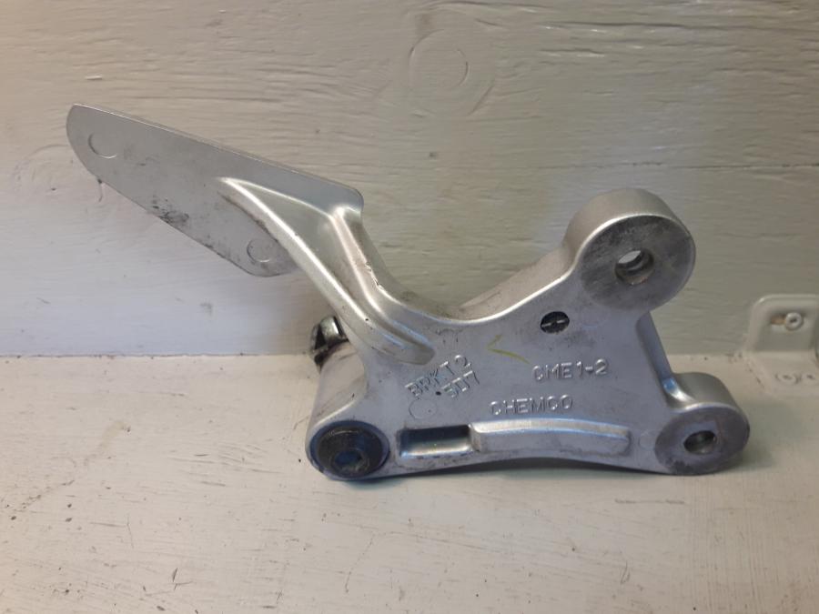 Baksidan på Fotpinnefäste från en Yamaha MT 125 -2017 motorcykel.