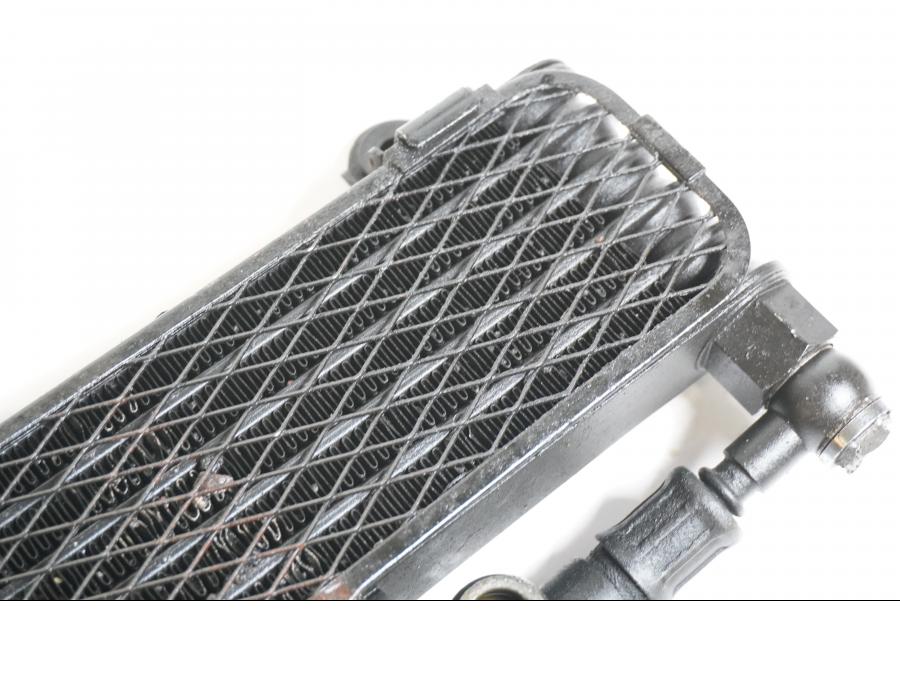 Snett nerifrån på Oljekyl från en Suzuki TL 1000 S -1997 motorcykel.