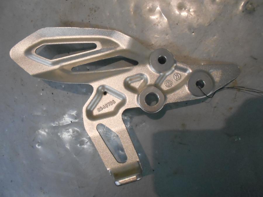 Baksidan på Fotpinnefäste från en BMW R 1200 RS -2016 motorcykel.