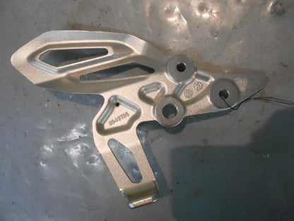 Baksidan på Fotpinnefäste från en BMW R 1200 RS -2016 motorcykel.