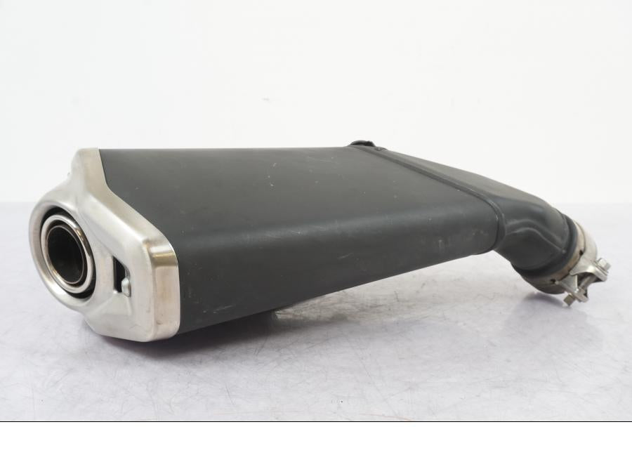 Vänster sida på Ljuddämpare från en Kawasaki Z 900 -2018 motorcykel.