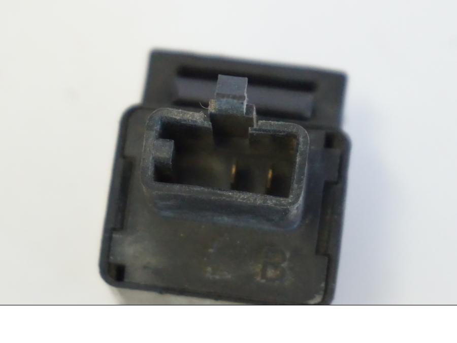 Snett uppifrån på Blinkersrelä från en Yamaha YZF 1000 R -1997 motorcykel.