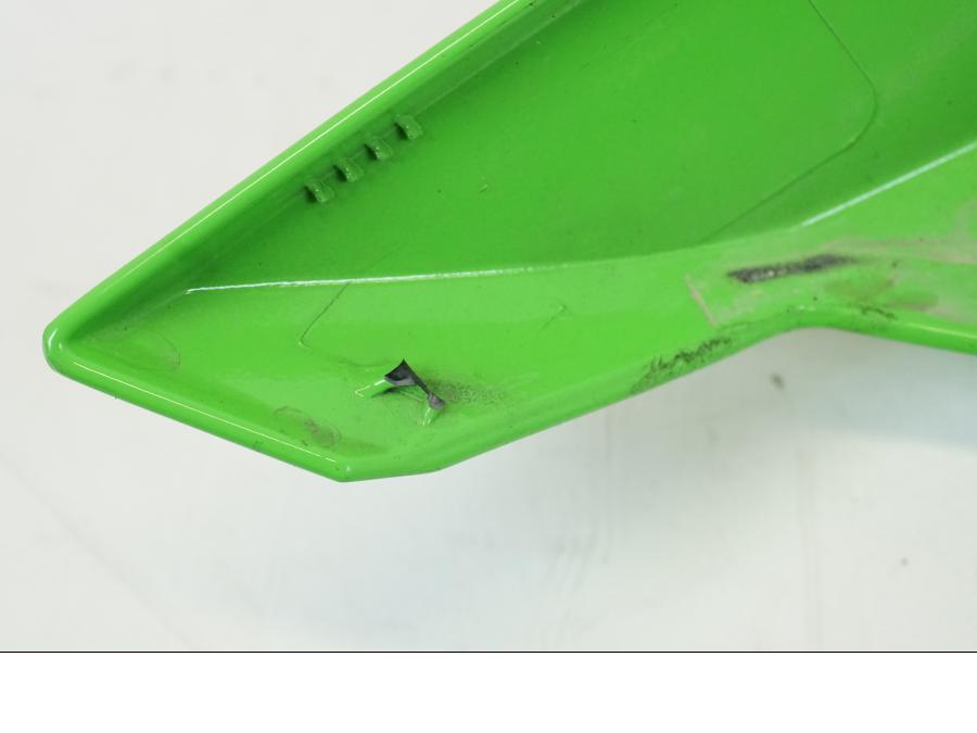Vänster sida på Bakvinge från en Kawasaki NINJA 400 -2020 motorcykel.
