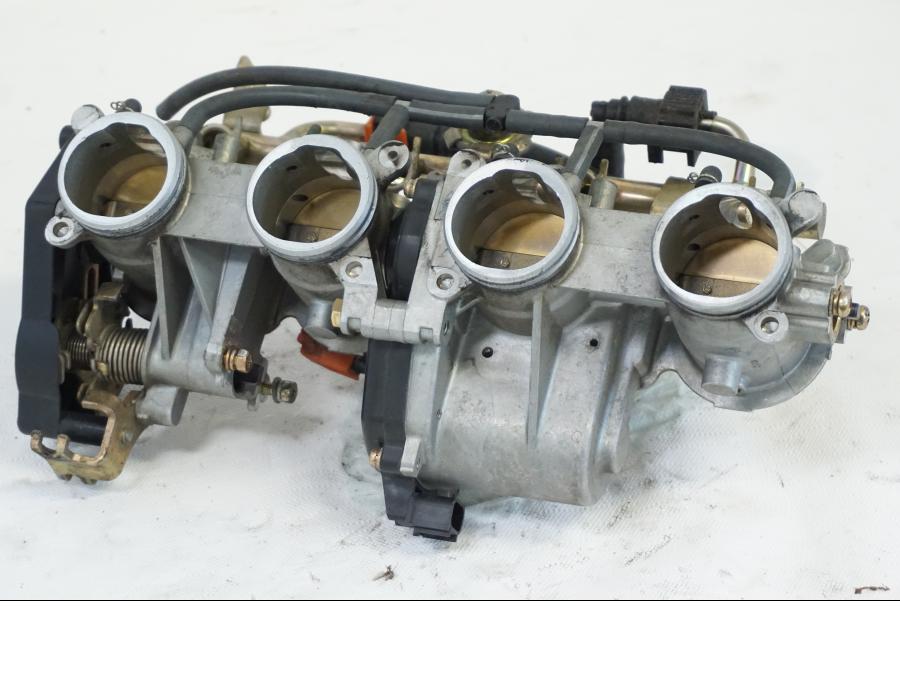 Vänster sida på Spjällhus från en Yamaha YZF R6 -2006 motorcykel.