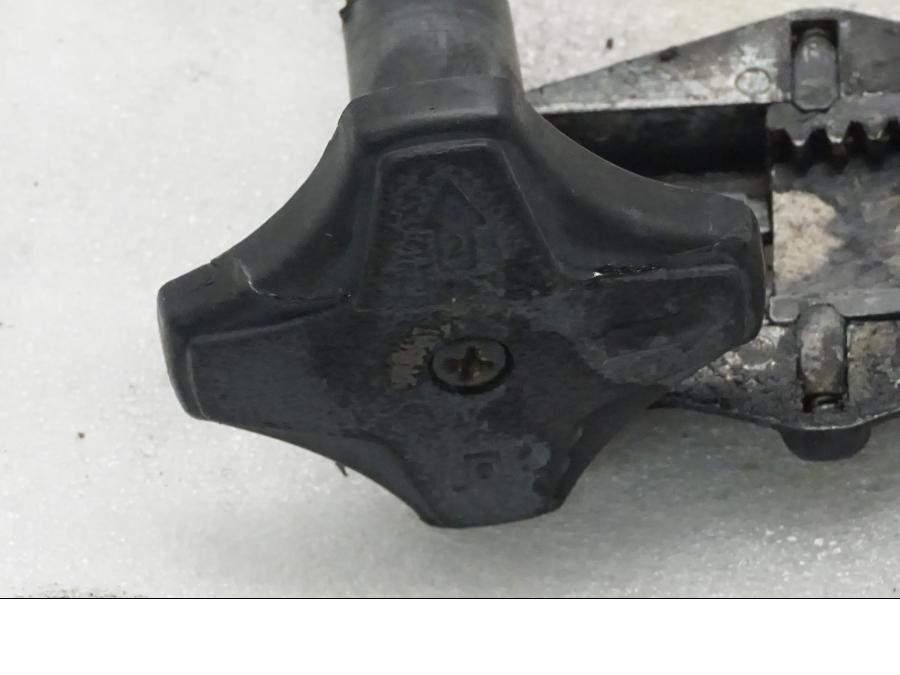 Vänster sida på Styrdämpare från en BMW R 90 -1975 motorcykel.