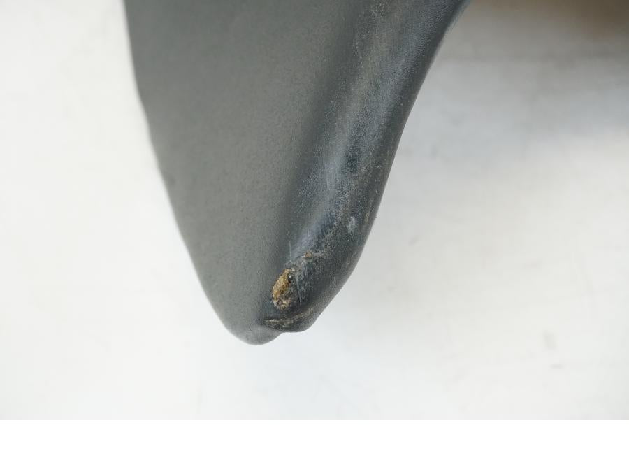 Snett nerifrån på Sadel från en Yamaha YZF 1000 R1 -2004 motorcykel.