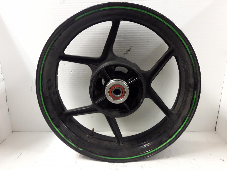 Baksidan på Fälg från en Kawasaki ER-6N -2015 motorcykel.