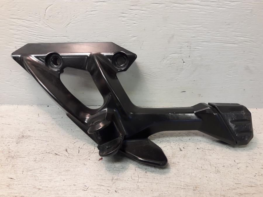 Framsidan på Fotpinnefäste från en Kawasaki GTR 1400 -2012 motorcykel.