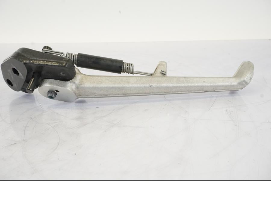 Snett nerifrån på Sidostöd från en BMW S 1000 XR -2019 motorcykel.