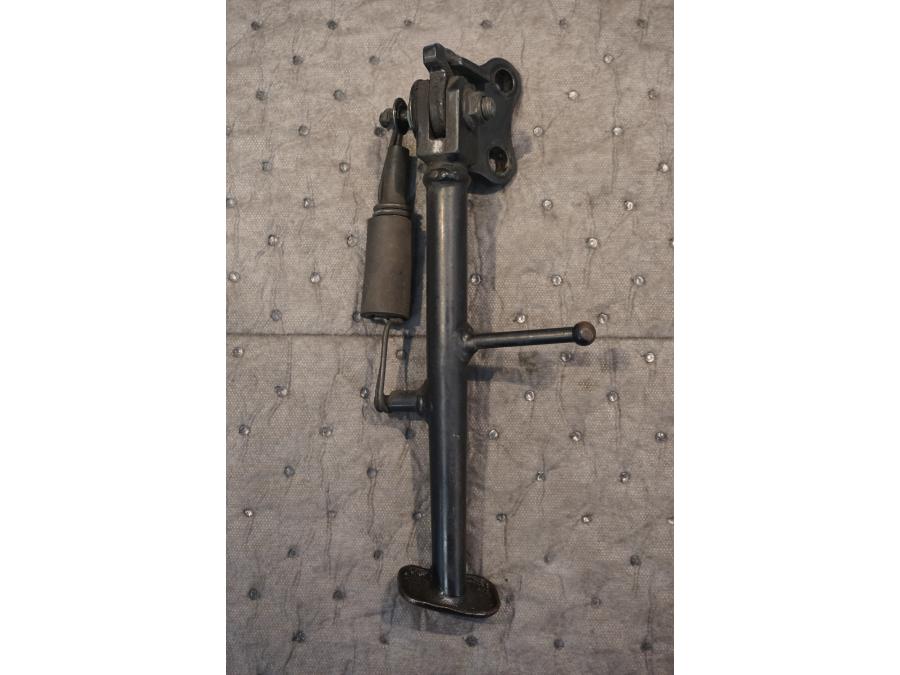 Framsidan på Sidostöd från en Honda CBR 900 RR -1999 motorcykel.