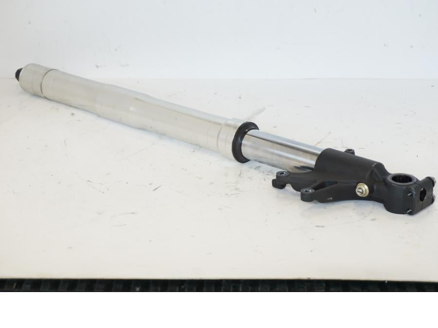 Snett nerifrån på Gaffelben från en Honda CBR 900 RR -2001 motorcykel.