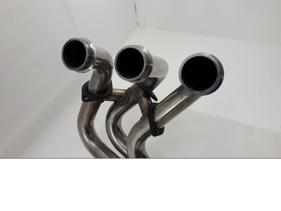 Baksidan på Avgassystem från en Yamaha MT-09 -2014 motorcykel.