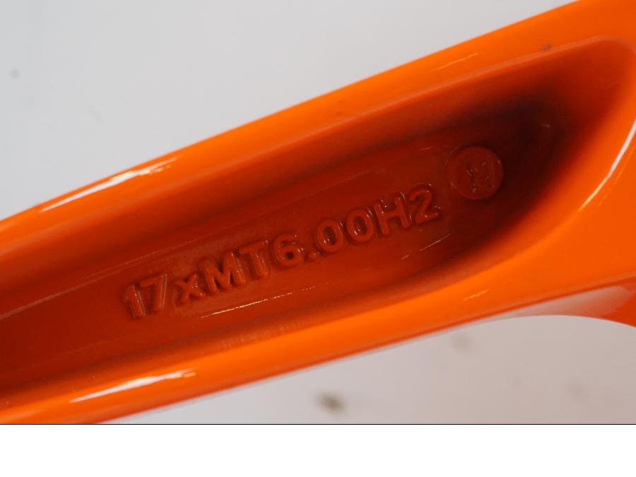 Vänster sida på Fälg från en KTM 1290 Super Duke R EVO -2023 motorcykel.