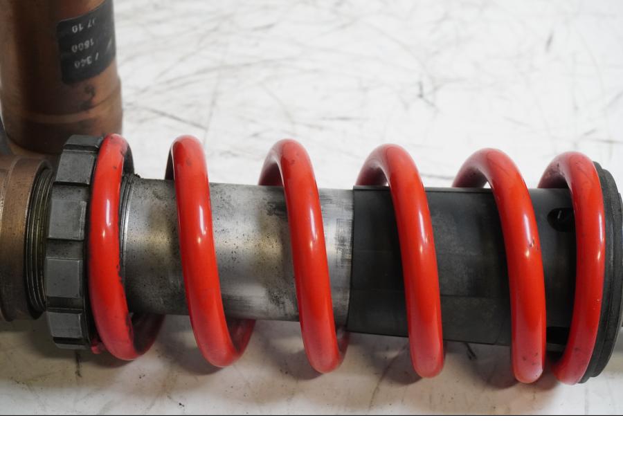 Baksidan på Stötdämpare från en BMW S 1000 RR -2010 motorcykel.