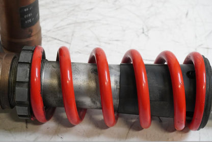 Baksidan på Stötdämpare från en BMW S 1000 RR -2010 motorcykel.