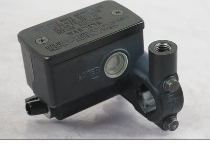 Framsidan på Bromshuvudcylinder från en Suzuki GSF 1250 -2010 motorcykel.