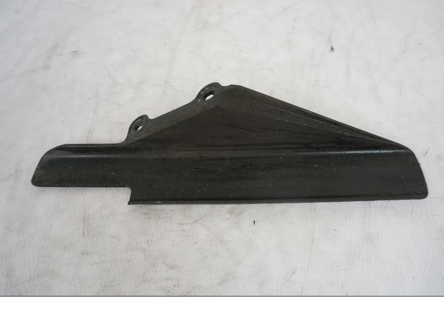 Vänster sida på Kedjeskydd från en Kawasaki Versys 650 -2014 motorcykel.