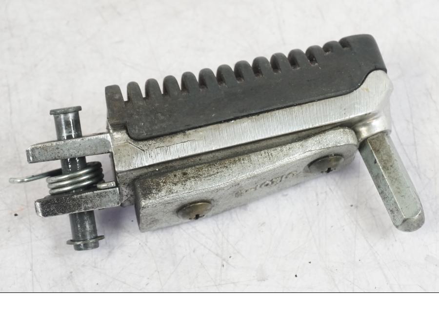 Vänster sida på Fotpinne från en Suzuki GSX 1300 RX -1999 motorcykel.