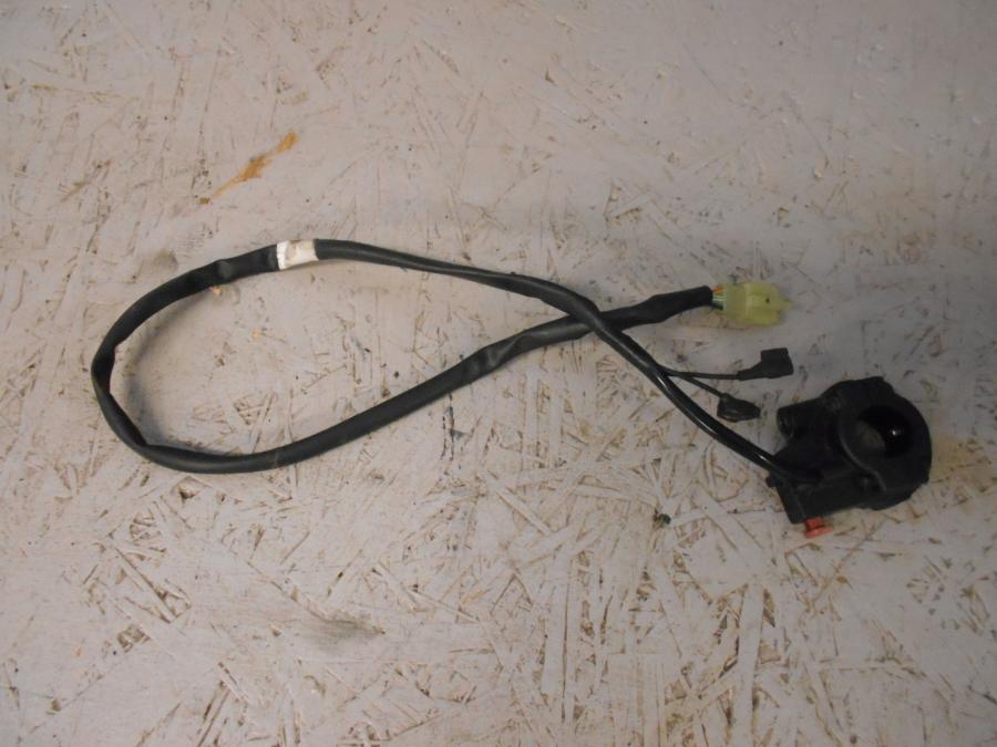 Framsidan på Styrelreglage från en Honda CBR 125 R -2006 motorcykel.