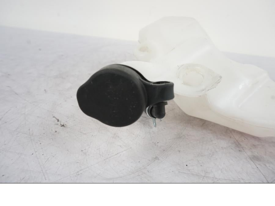 Snett uppifrån på Vattenexpansionskärl från en KTM 1290 Super Duke R -2023 motorcykel.