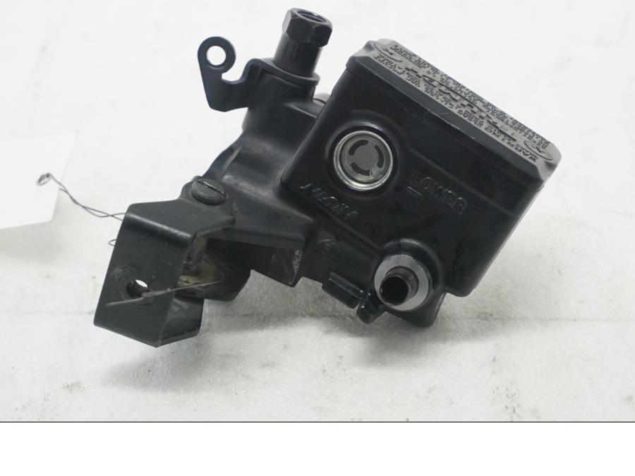 Framsidan på Bromshuvudcylinder från en Triumph Tiger Explorer -2012 motorcykel.