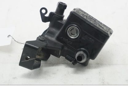 Framsidan på Bromshuvudcylinder från en Triumph Tiger Explorer -2012 motorcykel.