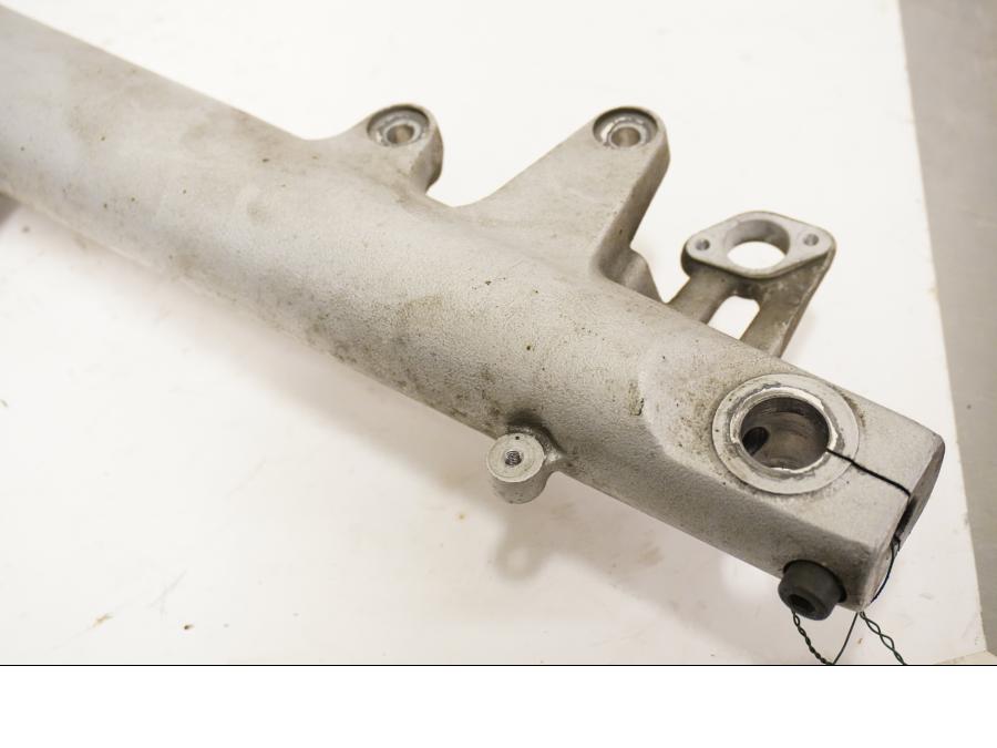 Baksidan på Gaffelben från en BMW R 1150 RS -2002 motorcykel.