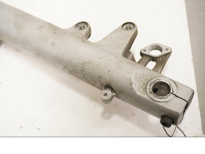 Baksidan på Gaffelben från en BMW R 1150 RS -2002 motorcykel.