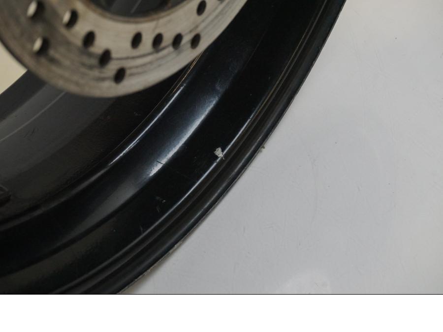 Höger sida på Fälg från en Suzuki SV 650 -2005 motorcykel.