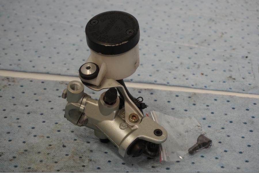 Framsidan på Bromshuvudcylinder från en KTM 690 Duke -2008 motorcykel.