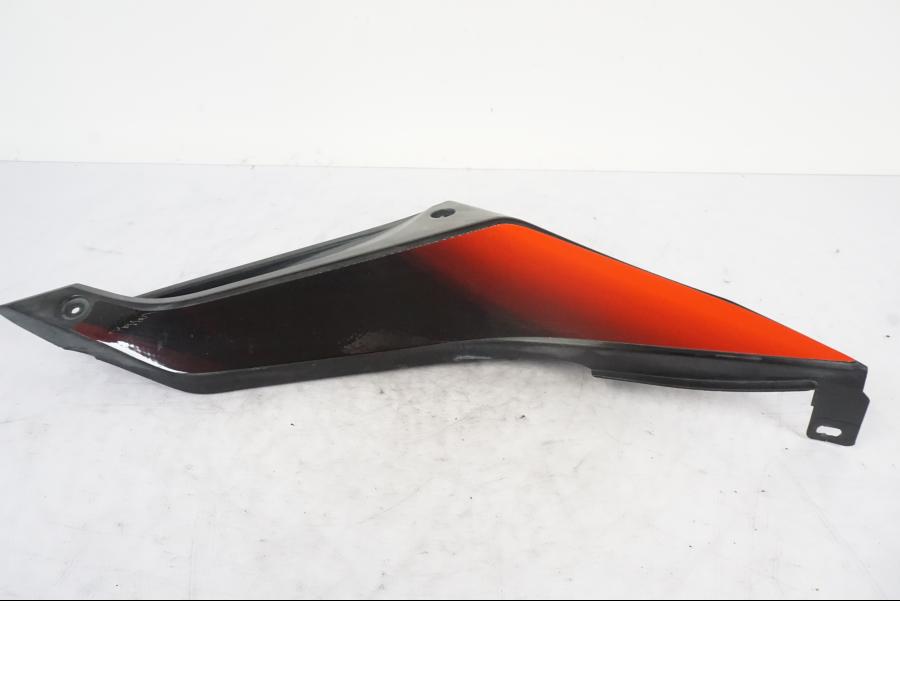 Vänster sida på Sidopanel från en Yamaha YZF-R 125 -2008 motorcykel.