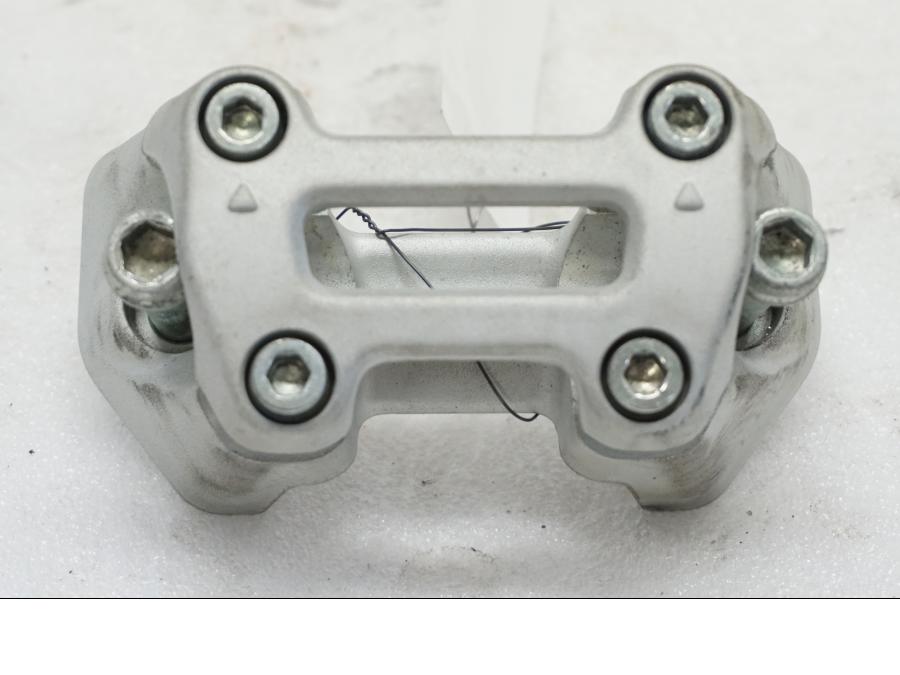 Framsidan på Styrfäste från en Ducati Monster 696 -2010 motorcykel.