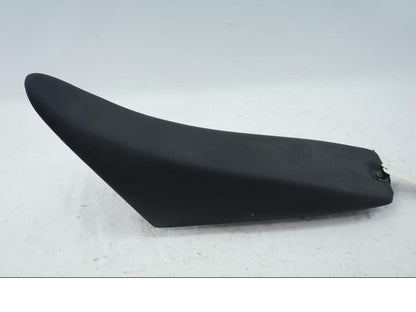 Baksidan på Sadel från en Husaberg FS 650 E -2004 motorcykel.