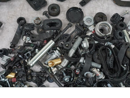 Snett nerifrån på Skruv / Mutter etc från en Ducati Multistrada V4 -2024 motorcykel.