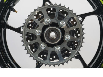 Baksidan på Hjulpaket från en Kawasaki Z 900 -2021 motorcykel.