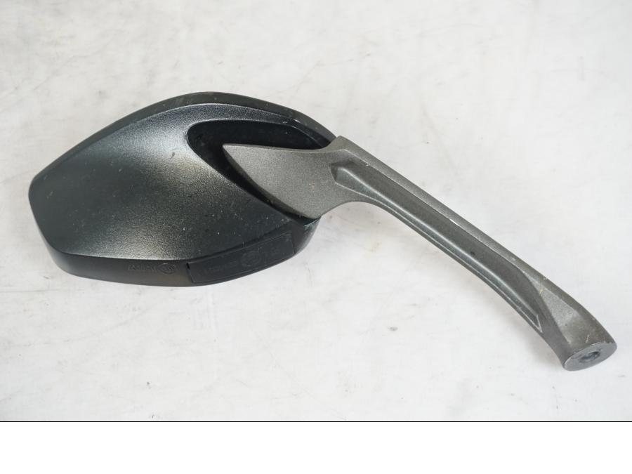 Snett uppifrån på Backspegel från en Ducati Multistrada 950 -2020 motorcykel.