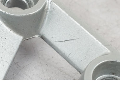 Höger sida på Fotpinnefäste inre från en Suzuki SV 650 -1999 motorcykel.