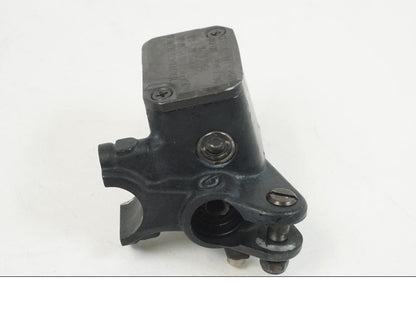 Höger sida på Bromshuvudcylinder från en BMW F 650 CS -2002 motorcykel.