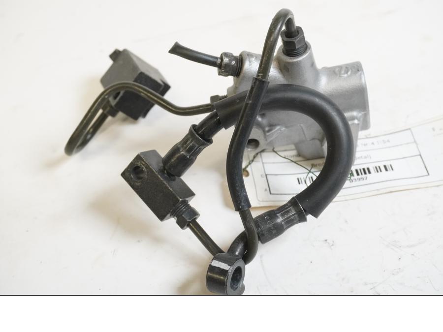 Baksidan på Bromsfördelare från en Honda VFR 800 -2008 motorcykel.