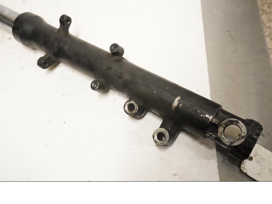 Höger sida på Gaffelben från en Kawasaki GPX 750 R -1987 motorcykel.