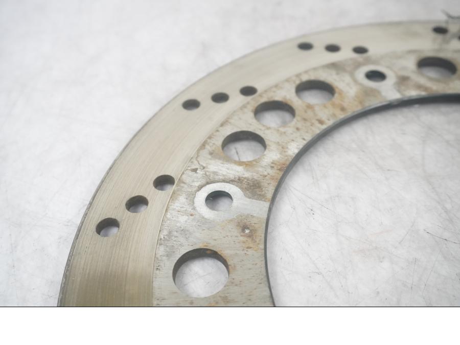 Baksidan på Bromsskiva från en Suzuki GSX 1100 -1992 motorcykel.