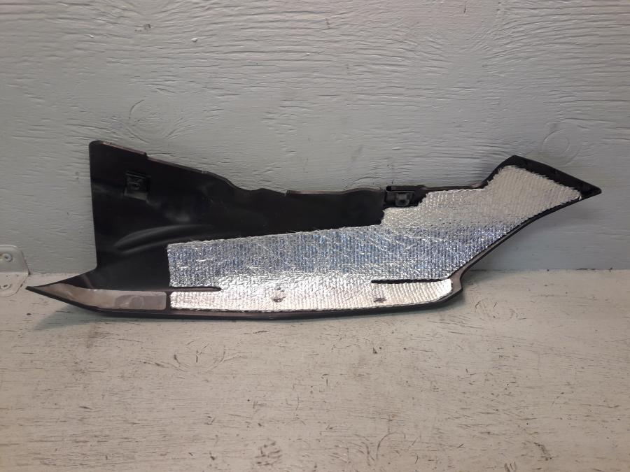 Baksidan på Värmeskydd från en Kawasaki ZX-6R -2008 motorcykel.