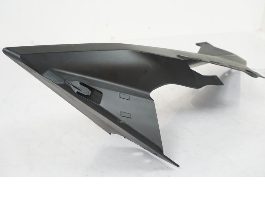 Snett uppifrån på Sidkåpa innerplast från en KTM 1290 Super Duke R EVO -2023 motorcykel.