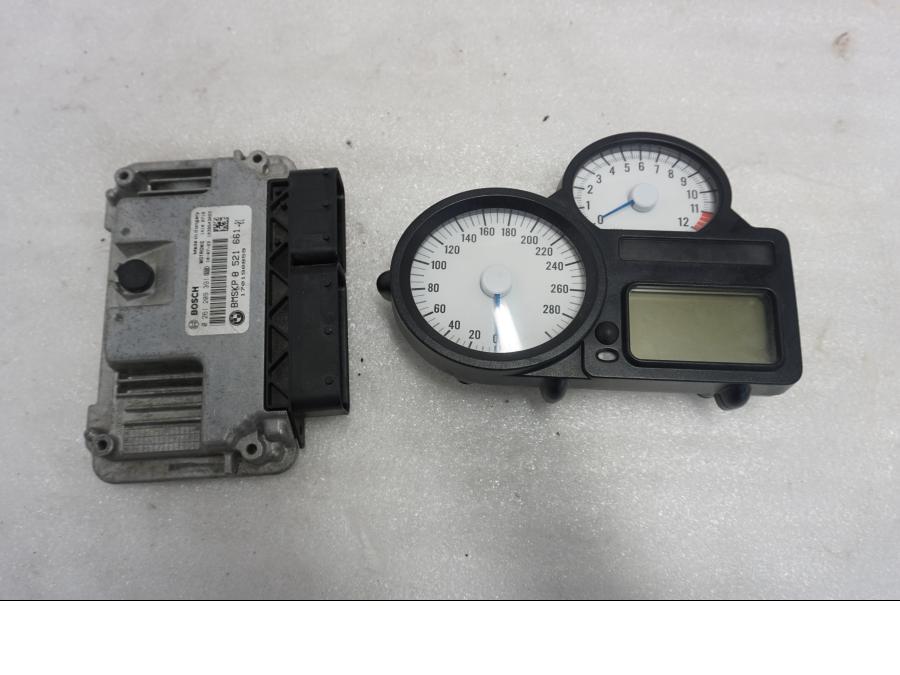 Framsidan på Instrumentpanel från en BMW K 1300 R -2011 motorcykel.