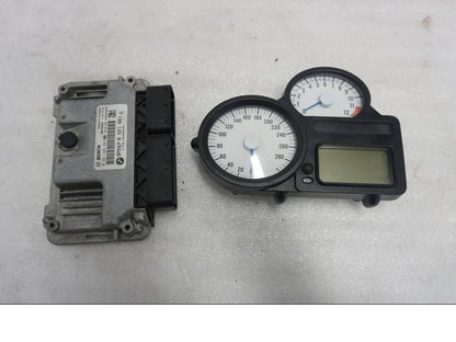 Framsidan på Instrumentpanel från en BMW K 1300 R -2011 motorcykel.