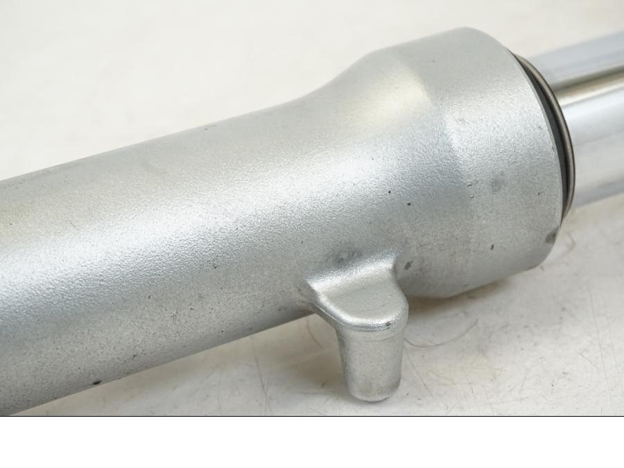 Vänster sida på Gaffelben från en BMW F 650 CS -2003 motorcykel.