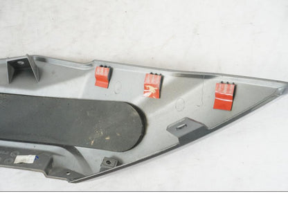 Höger sida på Tankkåpa från en Triumph Tiger Explorer -2013 motorcykel.