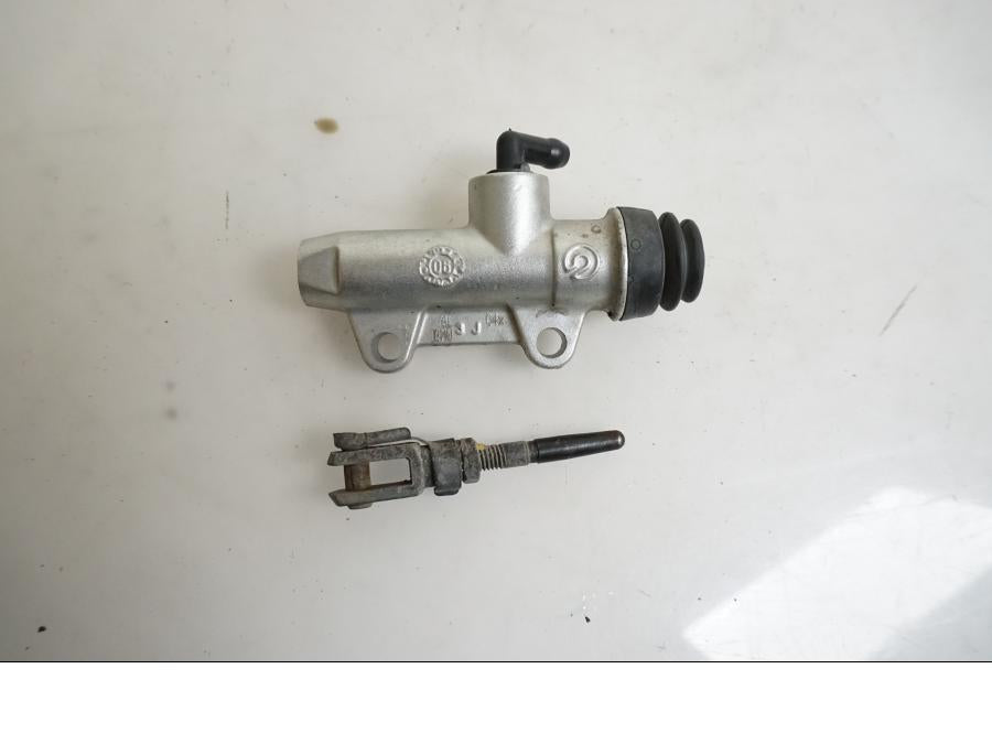 Framsidan på Bromshuvudcylinder från en BMW K 1200 S -2007 motorcykel.